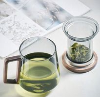 Tee-Set aus Glas mit Holzgriff