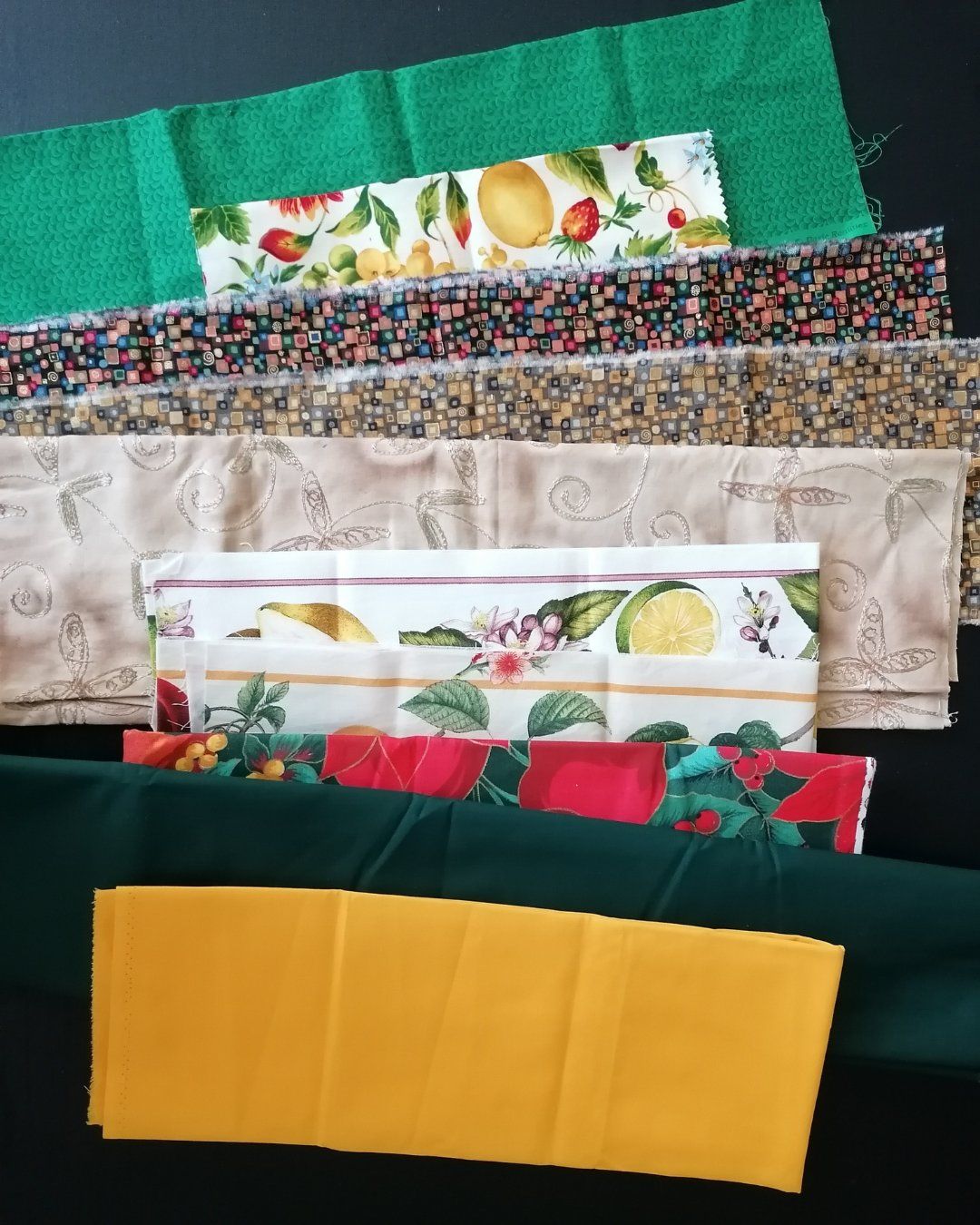 Tessuti: Patchwork Stoff 10stk verschiedene Grössen (nr.137) – Nuovo (secondo la descrizione) da Bettlach venduto da Anschyellie