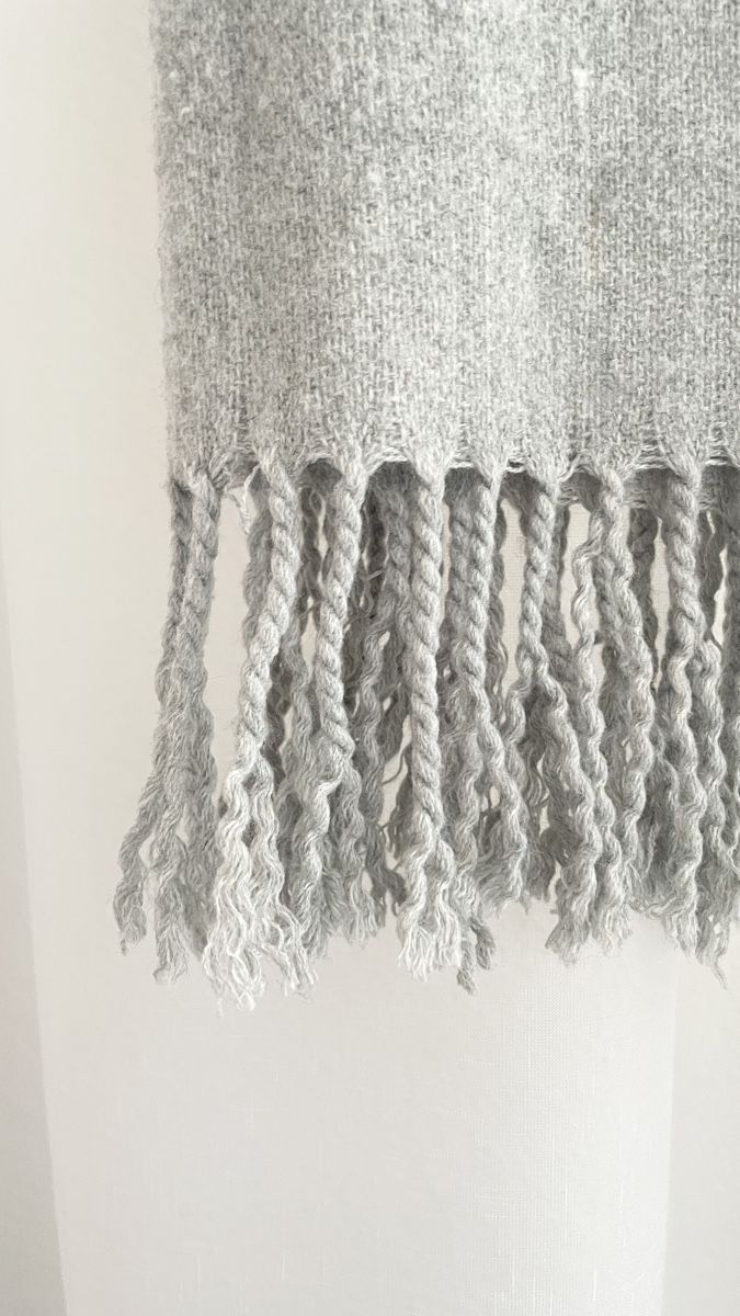 H&M Foulard & Sciarpe: Fransenschal Grau – Nuovo (secondo la descrizione) da Neftenbach venduto da litta_00 1