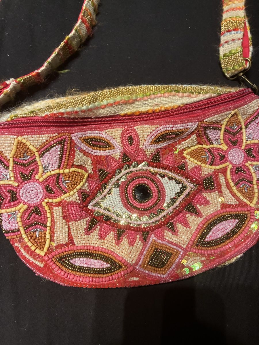 Taschen für Damen: Tasche bestickt mit Motiven und Perlen – Gebraucht aus Dübendorf von ana_wp8y 2