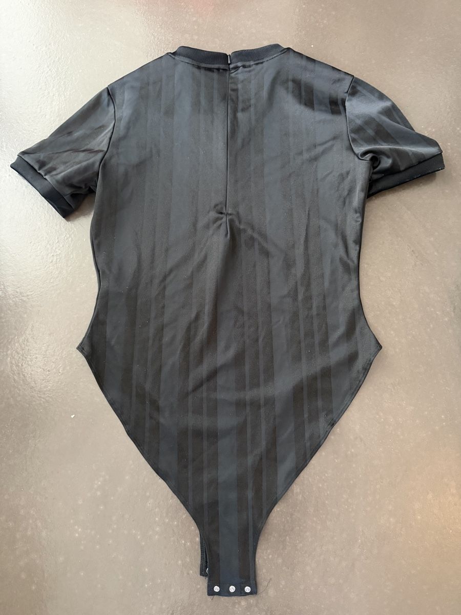 Adidas Tops: Adidas Body schwarz gestreift – Gebraucht aus Zürich von mel_p7z9 1