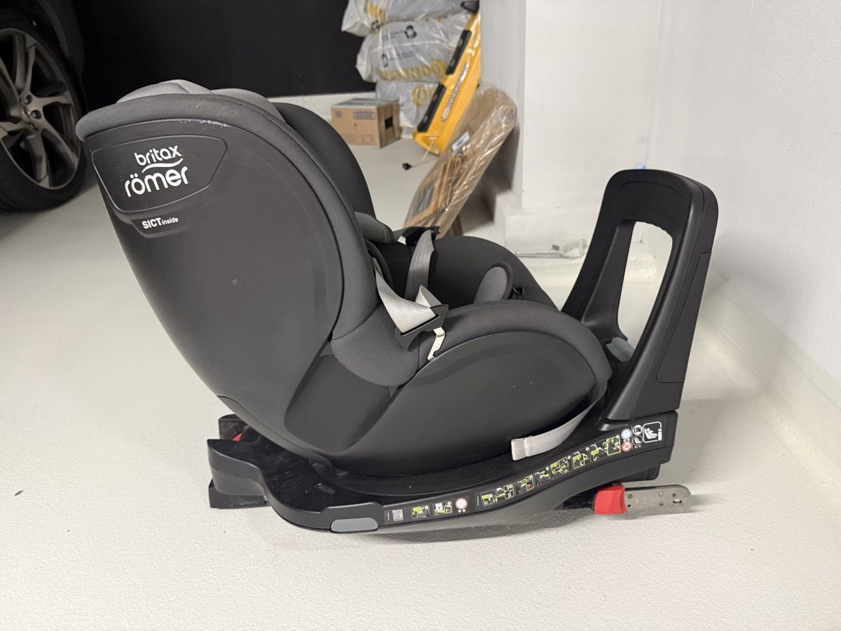 Britax Römer Seggiolini per auto: Britax Römer Dualfix M i-Size Kindersitz – Usato da Dübendorf venduto da alexandru_gal 1