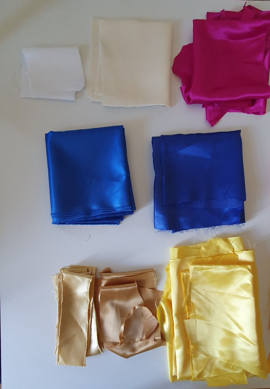 Tessuti: Chutes multicolores de 16 tissus satinés – Usato da Vevey venduto da Bobonitro1 1