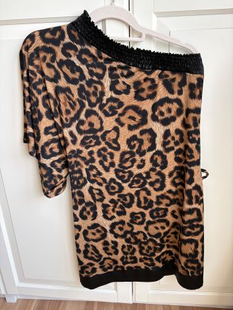 Asymmetrisches Leo Shirt. Neu