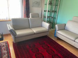 In Graubünden! 2 moderne Ledersofas hellgrau ! 