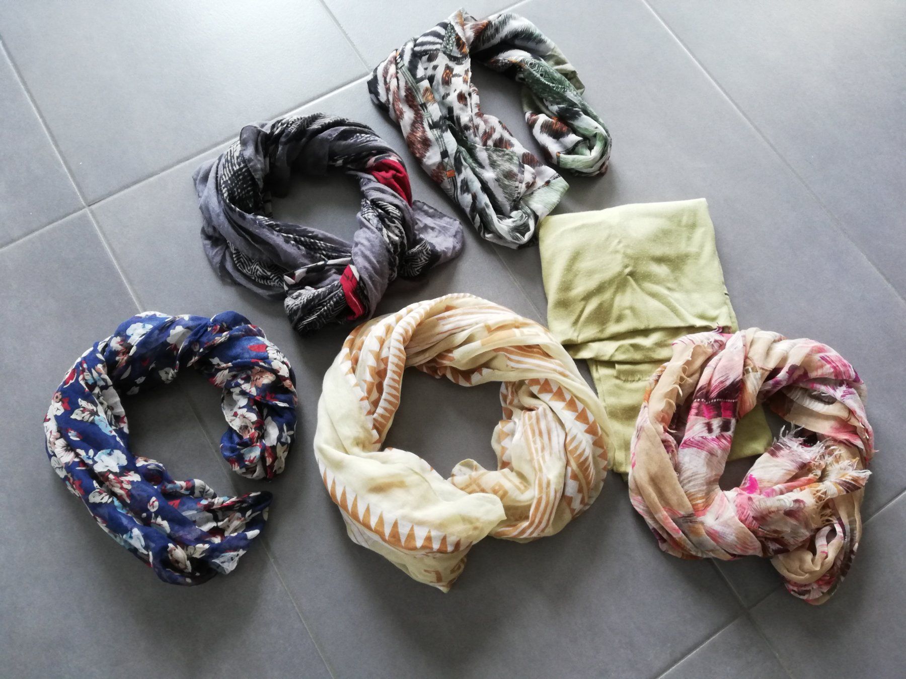 Foulard & Sciarpe: Schals diverse Farben 6 Stück – Usato da Untersiggenthal venduto da Marlen59