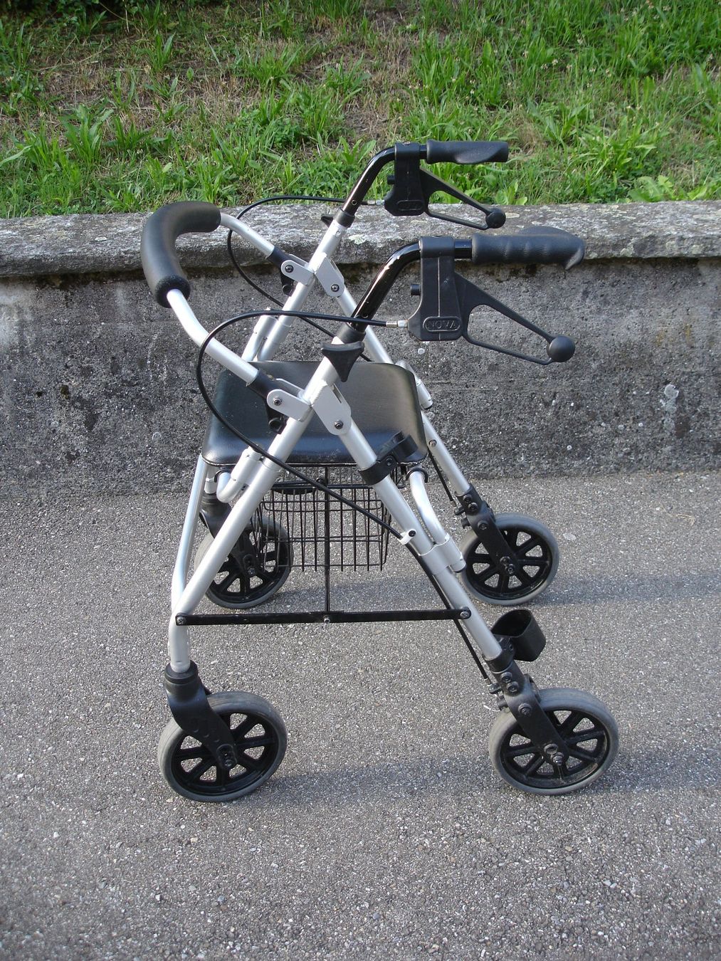 Ausili per la deambulazione: Leicht Gewicht Rollator Nova mit Sitz und Korb – Usato da Zürich venduto da phawkg 1