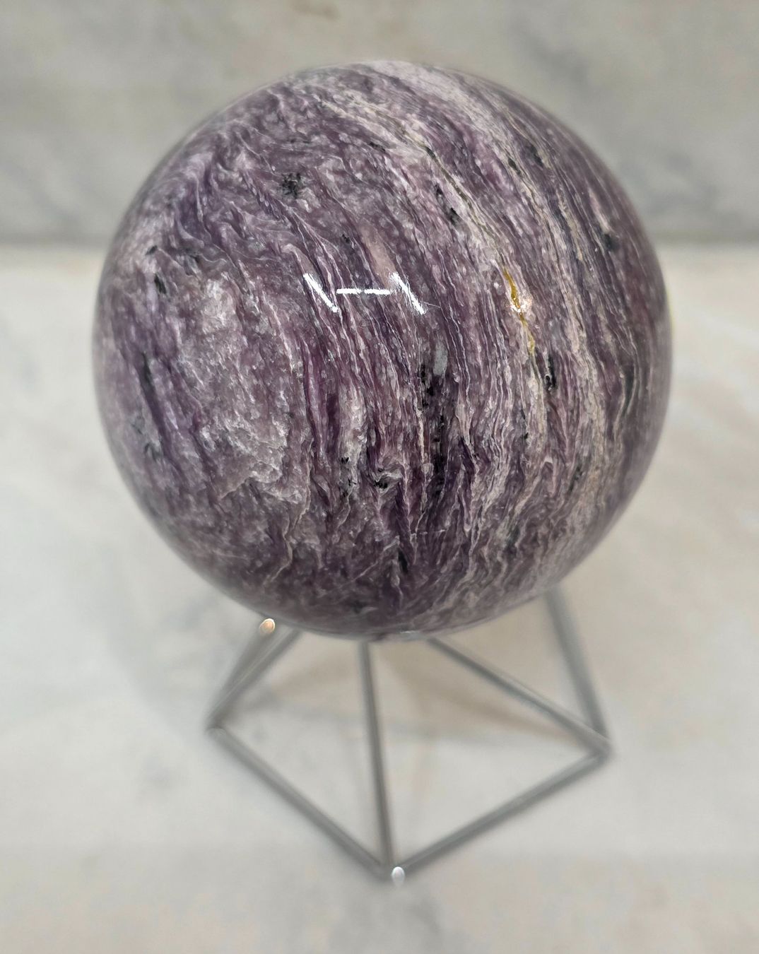Minerali & Pietre curative: Charoit Kugel 63mm 320g – Nuovo e nell'imballaggio originale da Matzingen venduto da Shay_Crystalz