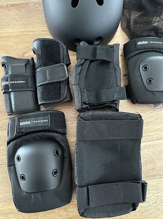 Protezioni & Imbottiture: Kit de protection genou, coude, poignet, tête  – Usato da Fribourg venduto da bmz3 2