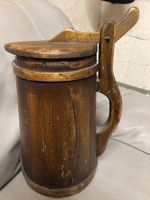 Antiker Bierkrug / Wasserkrug aus Holz mit Deckel (d)