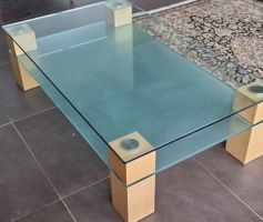 Glastisch mit Holzfüssen