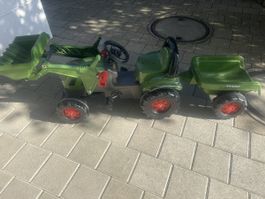 Sehr gut erhaltener Traktor mit Anhänger Fendt