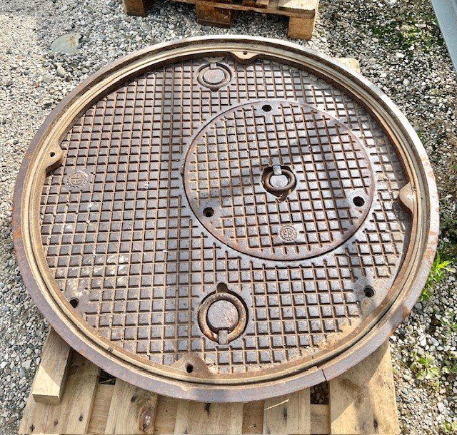 Gitter & Roste: Schachtabdeckung mit Rahmen ca. Ø 105 cm – Gebraucht aus Riedtwil von wiederverwendung 1
