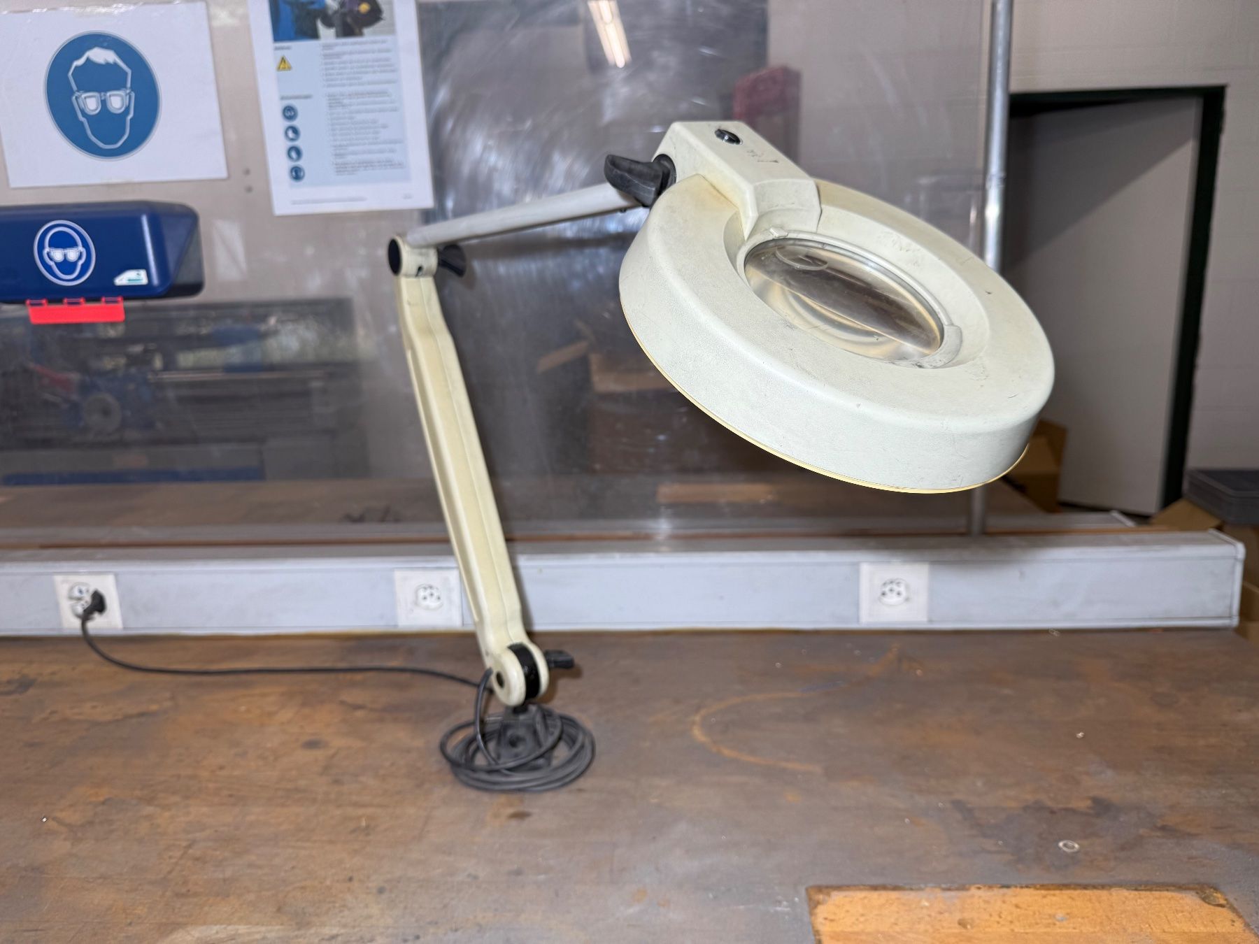 Lampade: Lupenlampe mit Licht Ringlampe – Usato da Boswil venduto da ABLagerBoswil