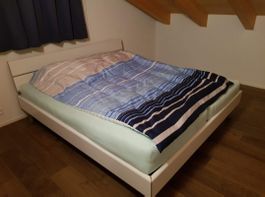 Doppelbett mit Matratze