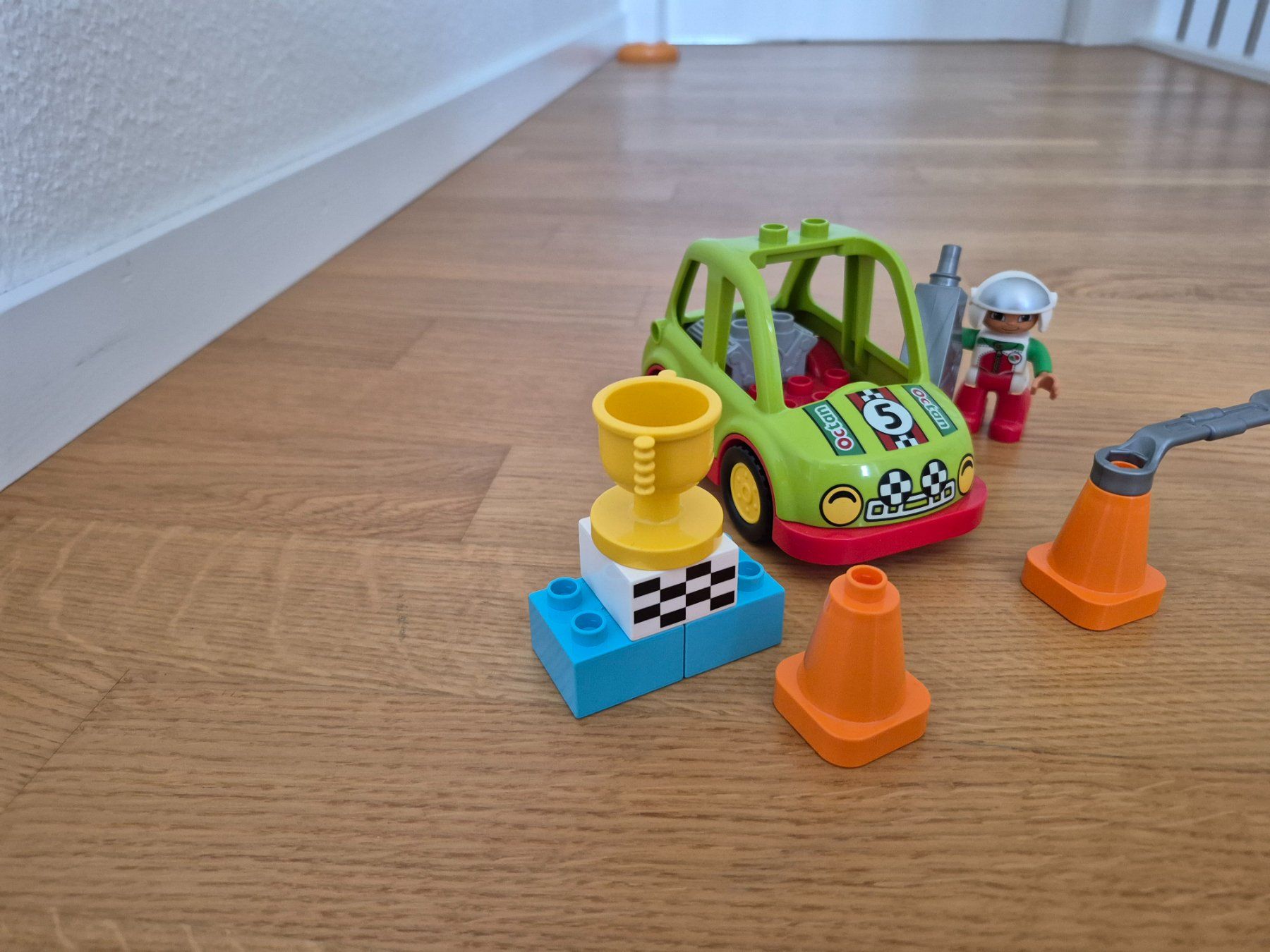 Lego Spielzeuge: lego Duplo Rennwagen 10589 – Gebraucht aus Riehen von Sportx 2