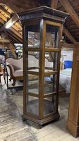 VITRINE 6-eckig  "Mahagoni" (Massiv) mit Türen auf 2 Seiten