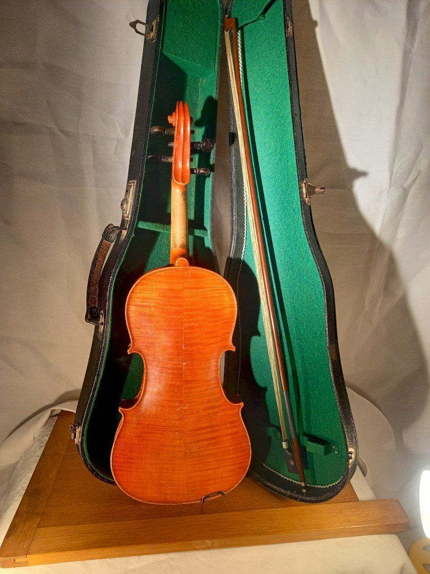 Strumenti musicali: Violon et son étuit – Usato da Ponts-de-Martel venduto da Henri-Louis 1