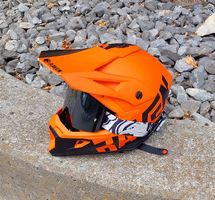 Cross Helm mit Brille
