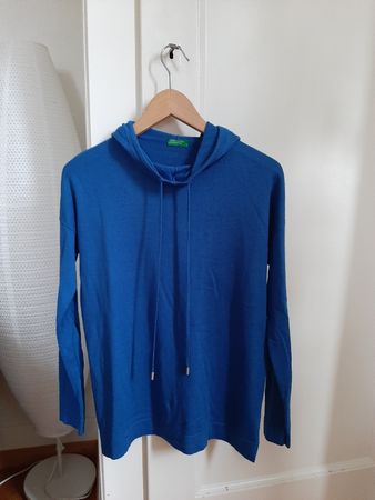 Pull bleu à capuche Benetton S