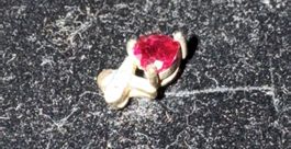 Ohrstecker mit Rubin und winzigen Diamanten 375 Gold