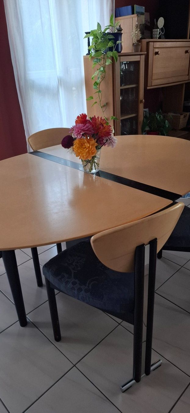 Tables: Esstisch Ahorn mit 4 Stühlen – D'occasion à Büron par oth_8gt9