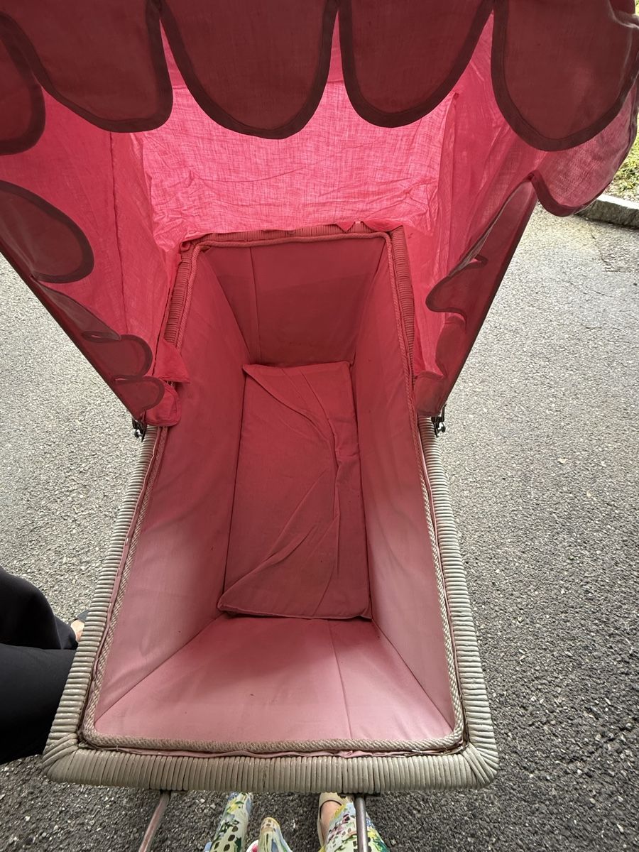 Carrozzine: Antiker Kinderwagen aus Korb mit Rädern – Usato da Niederhasli venduto da R__A 9