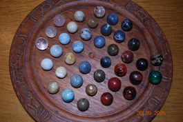 Solitaire Spiel aus Holz mit Edelsteinkugeln gebraucht
