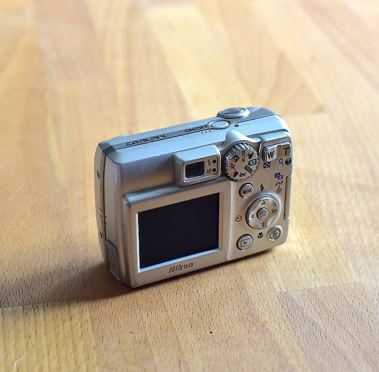 Nikon Kamera: Nikon Coolpix 5600 Silver Digital Camera – Gebraucht aus Zürich von BassLime 1
