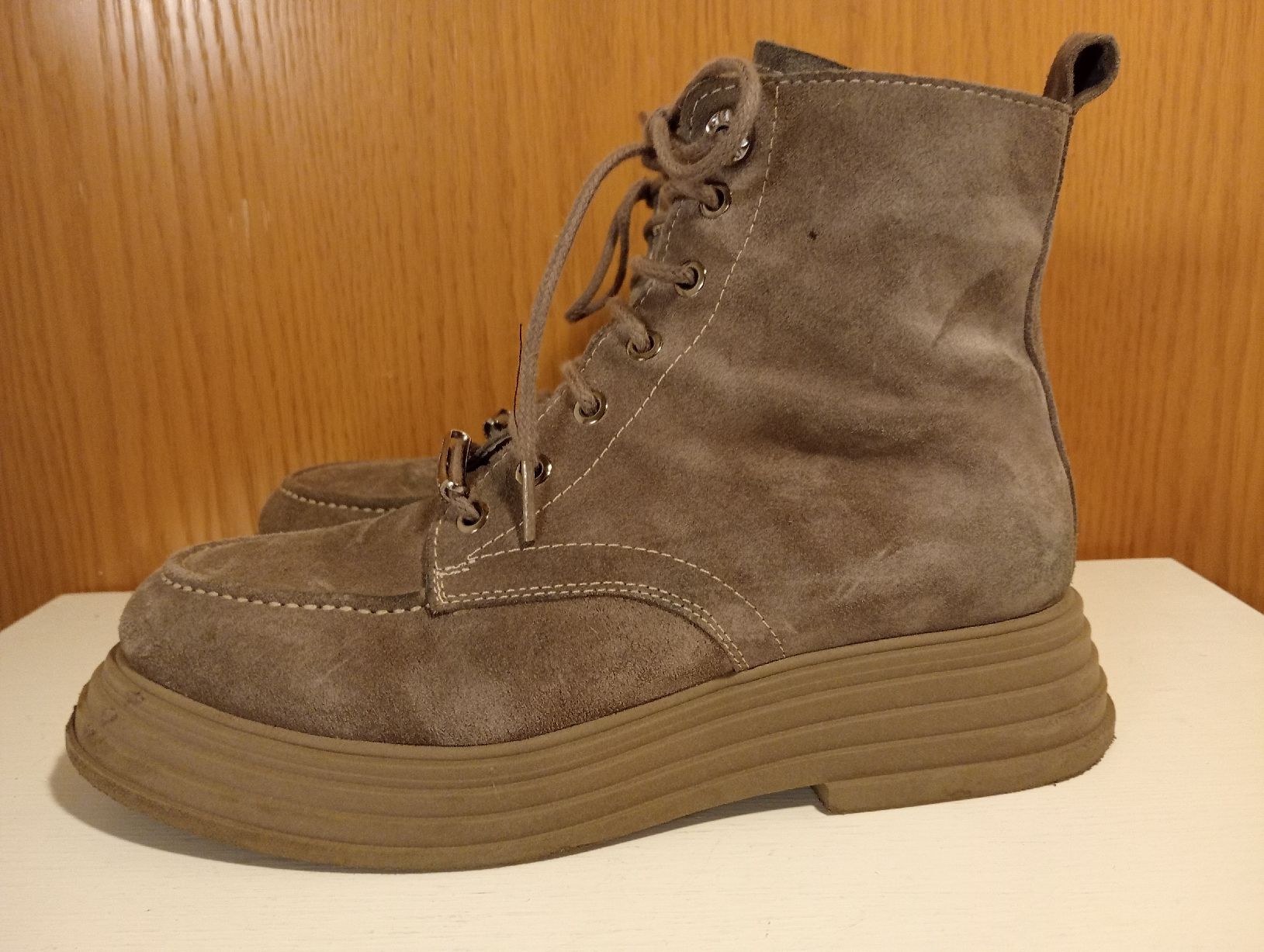 Scarpe da donna: Damen Stiefeletten Grau, Echtleder Wildleder, Gr. 40 – Usato da Allschwil venduto da Evgeniia78