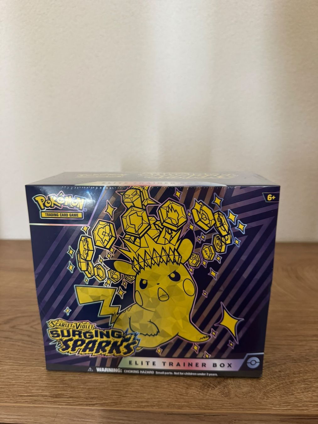 Pokémon Cartes à collectionner: Pokemon Surging Sparks ETB Englisch Sealed – Neuf avec emballage d'origine à Matzingen par Poke.Baer