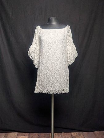 Kurzes weisses Spitzenkleid mit Trompetenärmeln, Gr. M