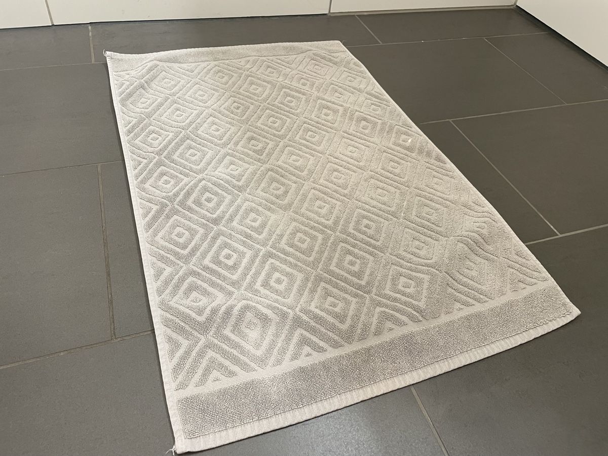 Tapis: Badteppich rechteckig grau mit Muster – D'occasion à Thalwil par Andieg