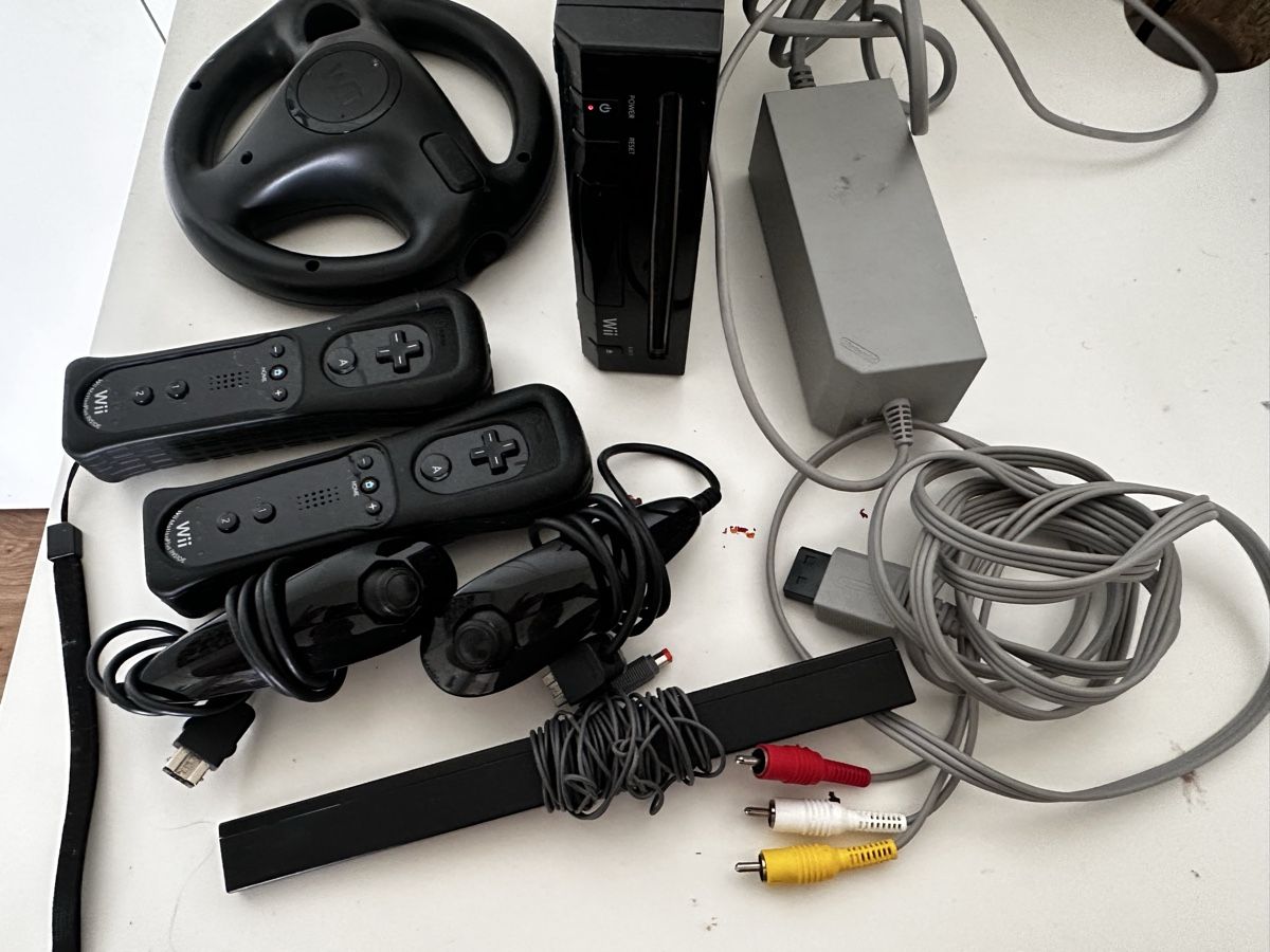 Nintendo Console: Nintendo Wii Komplettset inkl. 2 Controller + Mario Spiele – Usato da Lachen SZ venduto da _laalessia 1