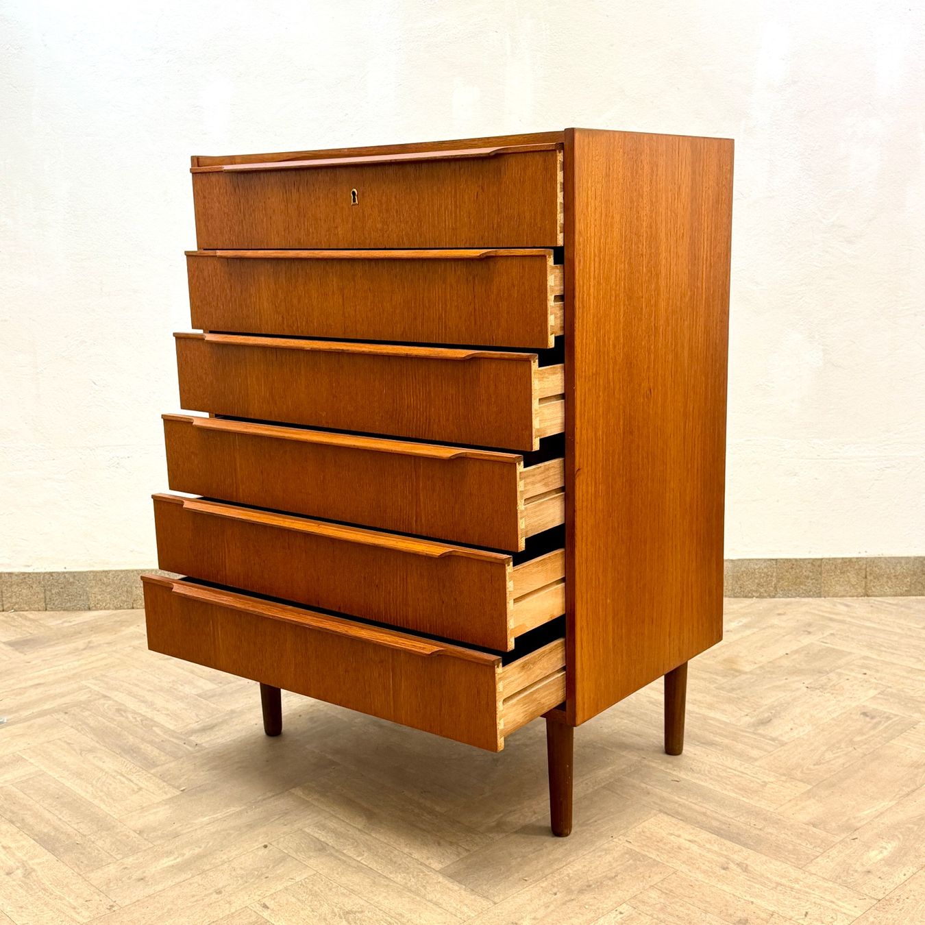 Cassettiere: Mid Century dänische teak Kommode – Usato da basel venduto da futureforyesterday 4