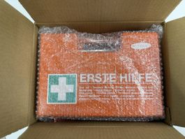 Neuer, ungeöffneter Verbandskasten nach DIN 13157:2021