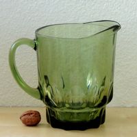 Pichet art déco en verre pressé vert, 1.25 litre