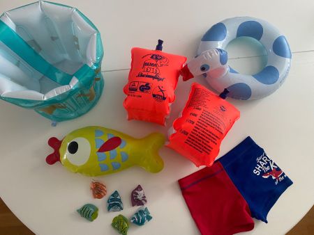 Badeshort Grösse 98/104 + Schwimmflügeli + Spielsachen