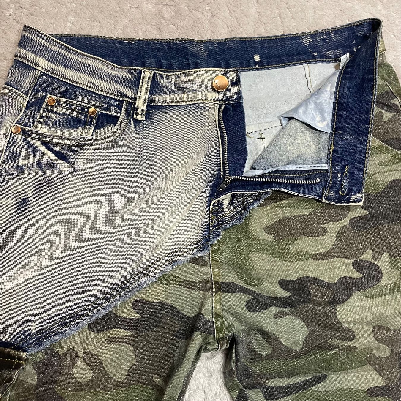Jeans: Chao Ku Wu Patchwork Cargo Jeans Camouflage W34 L32 – Neu (gemäss Beschreibung) aus Bubikon von SwissSecondLife 4