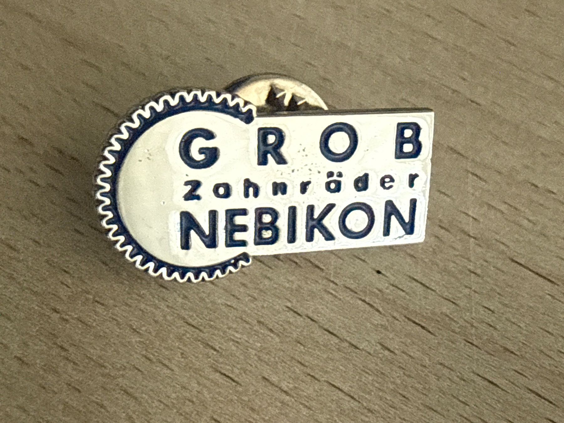 Placchette & Badge: Pin GROB Zahnräder NEBIKON – Usato da Glattbrugg venduto da Schweigmatt