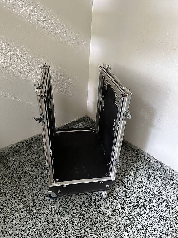 Altri accessori: Schönes Flightcase (Blau) Winkelrack – Usato da Zumikon venduto da Haus1 1