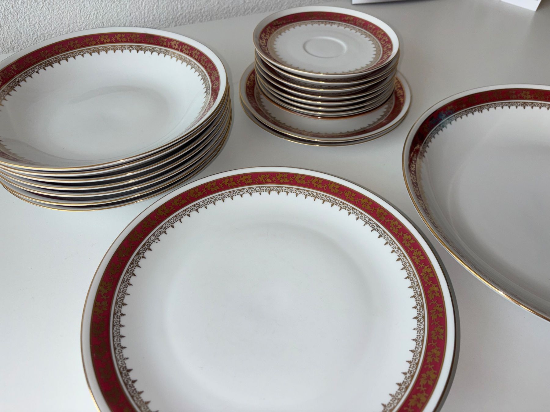 Set di piatti: Geschirr mit Goldrand – Usato da Entlebuch venduto da jan_6xfy