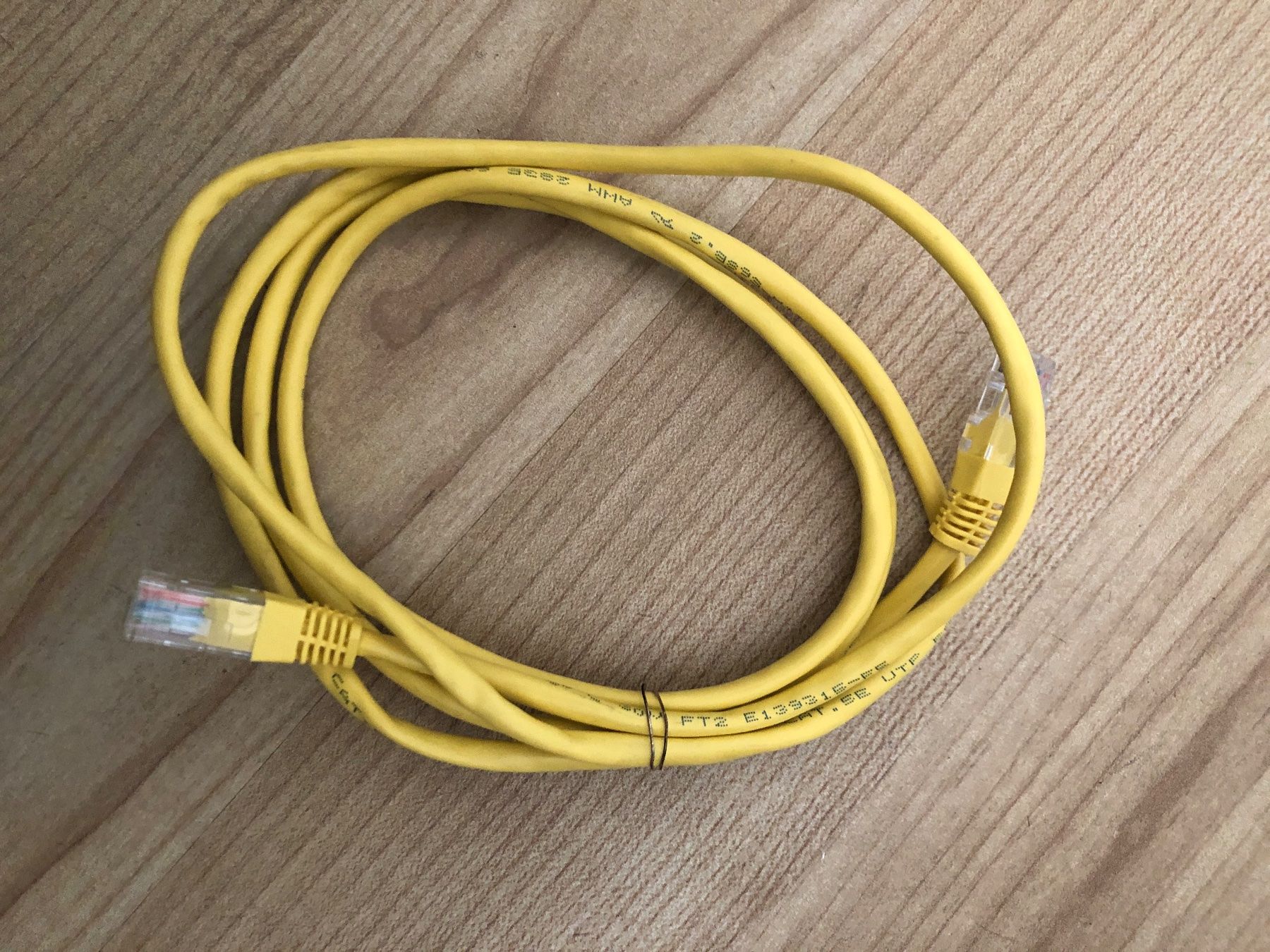 Cavi: Gelbes Netzwerkkabel, Ethernetkabel. – Usato da Arlesheim venduto da leyRum4.5