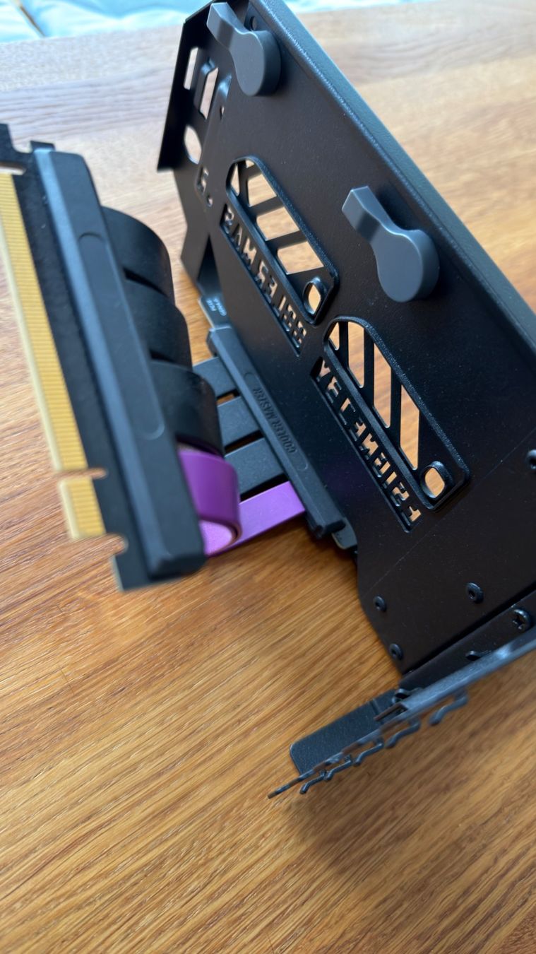 Schede grafiche: Cooler Master Vertical GPU Holder Kit V3 | PCIe 4.0 Riser | – Usato da Ruswil venduto da Padrino13 1