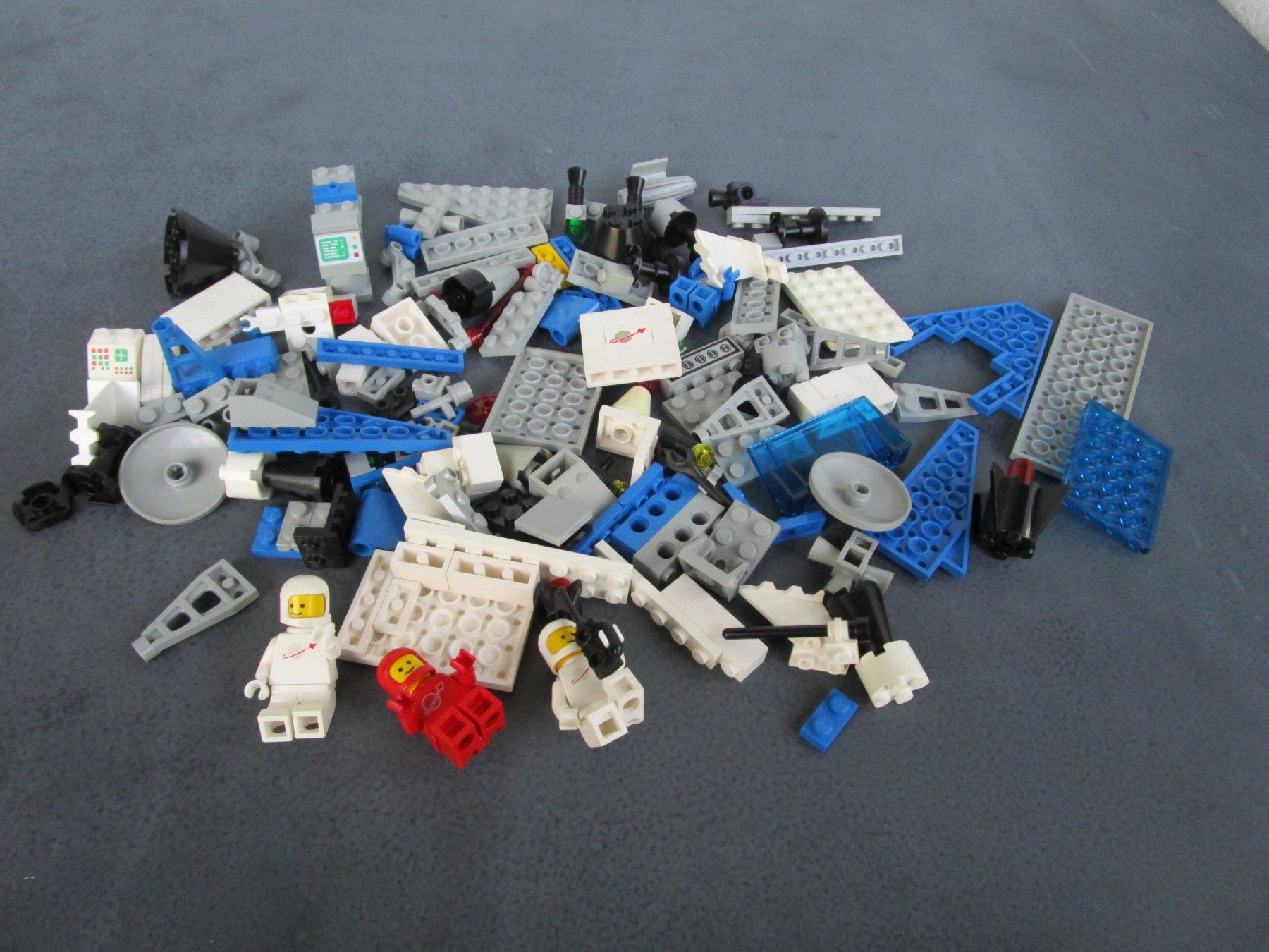 Lego Kit di costruzioni: LEGO Mond / Space Sets mit 4x Platten – Usato da Rapperswil SG venduto da Ralphy 1