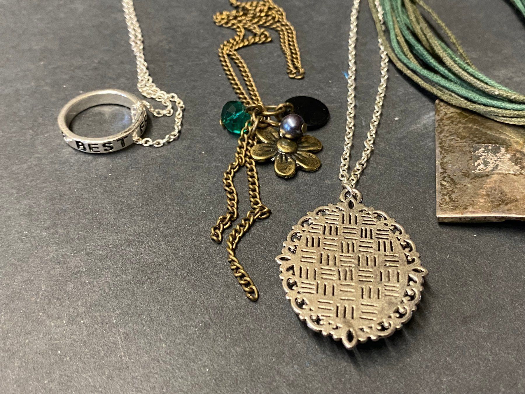 Autres bijoux: Modeschmuck Lot, 6 Kette und 1 Ring – D'occasion à Schaffhausen par sparzone 6