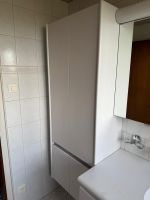Badezimmer Hochschrank weiss mit Tablaren