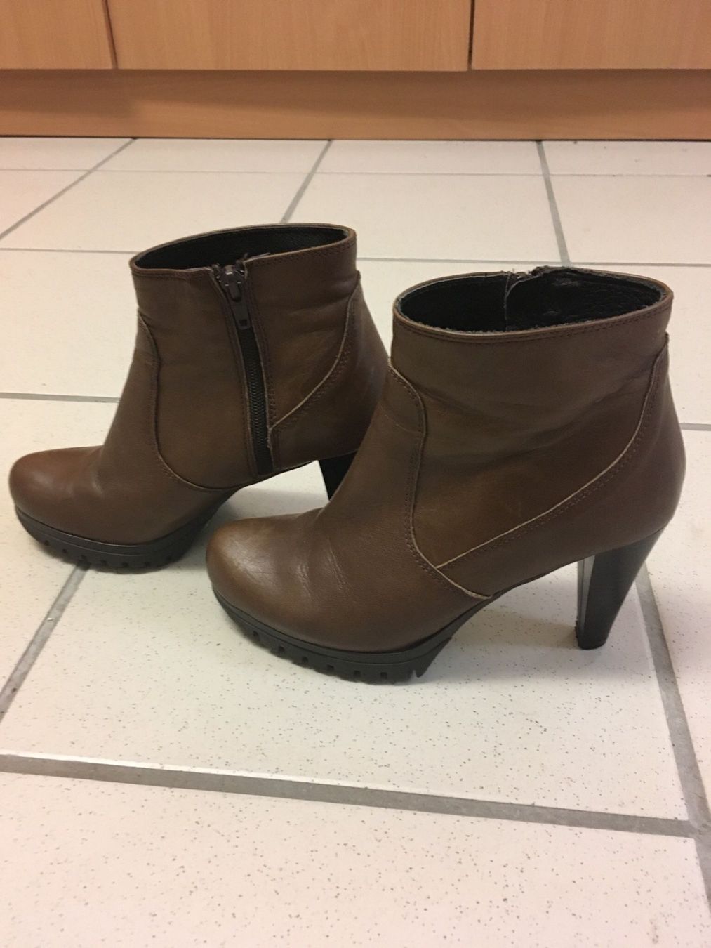 Scarpe da donna: Bottines en cuir - pointure 35 – Usato da Montmollin venduto da alexrey