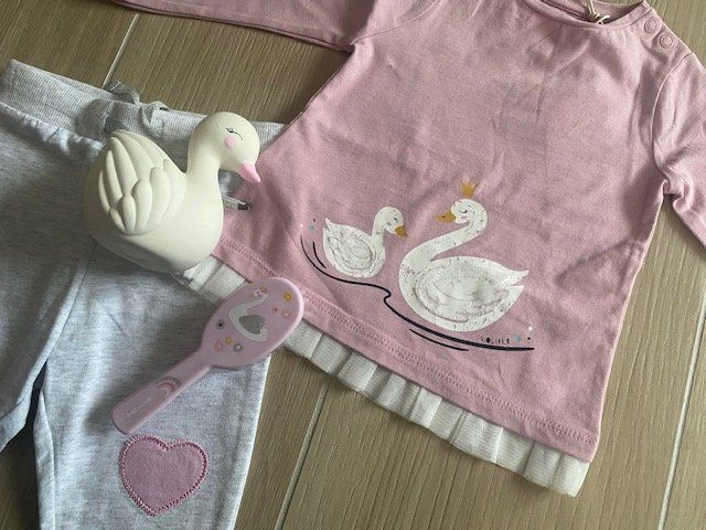 Lotti & Set di vestiti: NEUES, total herziges Baby Set Gr. 68/74 "Schwan" – Nuovo (secondo la descrizione) da Staufen venduto da Nasli 1