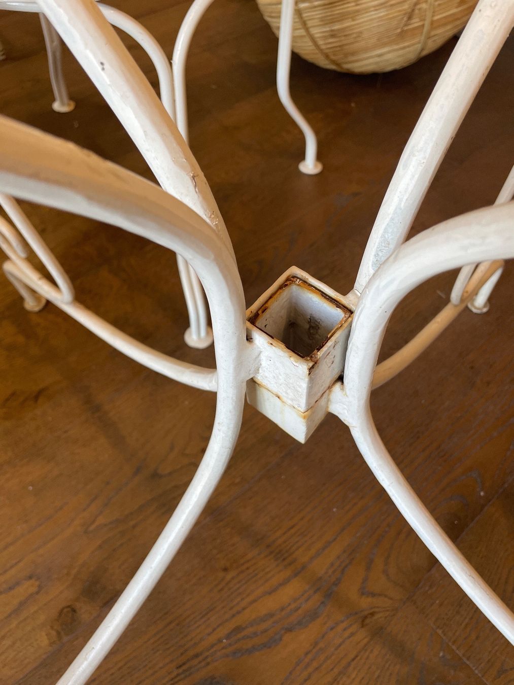 Tische: Blechtisch weiss 94cm – Gebraucht aus Sirnach von dasrosahaus 6